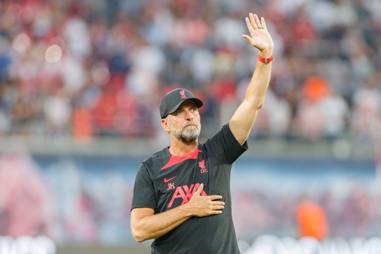 Jürgen Klopp z dłonią na piersi i uniesioną ręką
