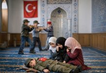 Skandal w Niemczech! Meczet zachęca dzieci do zabawy w wojnę i filmuje je w trakcie