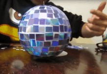 Jak zrobić efektowną kulę dyskotekową ze starych płyt CD?
