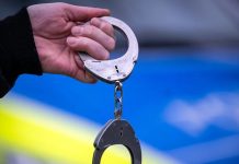 Niemcy: 29-latek zrzucił betonową płytę z 5. piętra. O centymetry od tragedii w centrum Karlsruhe