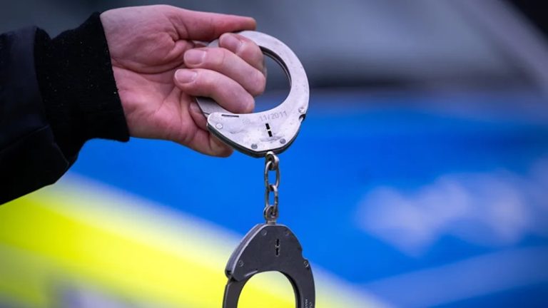 Niemcy: 29-latek zrzucił betonową płytę z 5. piętra. O centymetry od tragedii w centrum Karlsruhe