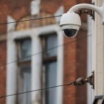 Kamera przed budynkiem