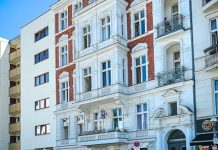 Rasizm czy nieudolność władz? Mieszkańcy Berlina pozywają senator po skandalu w hotelu socjalnym