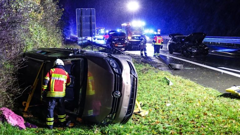 Niemcy: masowy karambol na A45 koło Lüdenscheid — cztery auta, 13 osób, siedem rannych