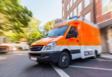 15-latek zaatakował uczniów młotkiem na szkolnym dziedzińcu w Friedbergu – zarzut usiłowania zabójstwa