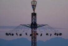 32 osoby utknęły 90 metrów nad ziemią — awaria karuzeli na Oktoberfest w Monachium