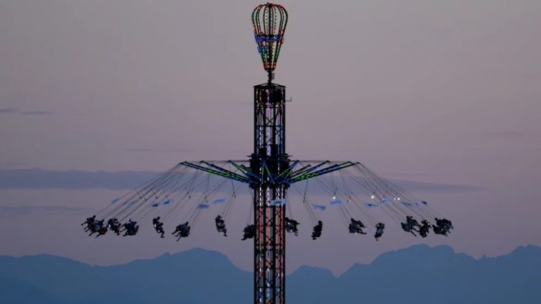 32 osoby utknęły 90 metrów nad ziemią — awaria karuzeli na Oktoberfest w Monachium