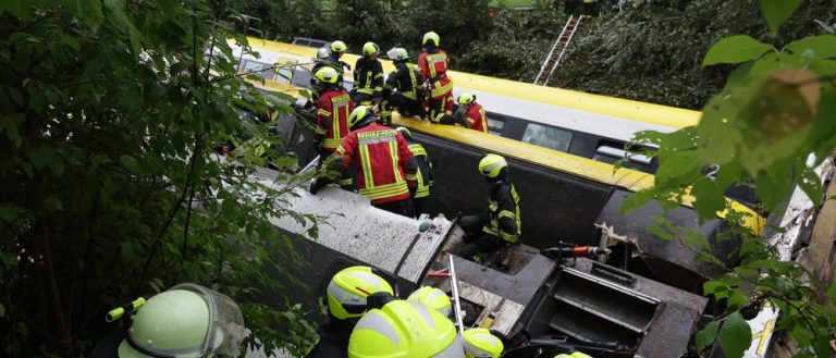 Tragiczna katastrofa kolejowa w Niemczech: Trzy osoby nie żyją, około 50 rannych po wykolejeniu pociągu w Badenii-Wirtembergii