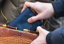 Niemcy: Policja ostrzega przed kieszonkowcami – praktyczne porady dla mieszkańców Lübeck i Ostholstein