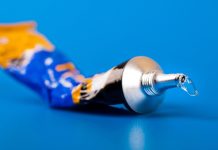 W Berlinie skonfiskowano 644 butelki kleju „superglue” — dzień później aktywiści zablokowali siedzibę CDU