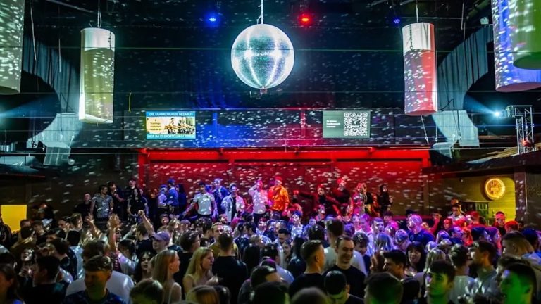 Cudzoziemiec wezwał policję: Klub nocny pozwala na imprezę wyłącznie Niemcom