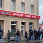 Warteschlange vor dem Covid-19-Testzelt von Brandmed in Slubice.