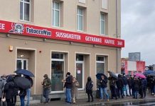 Ogromna kolejka przed namiotem testowym na koronawirusa w Słubicach