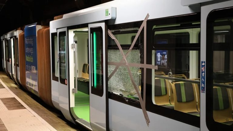 Niemcy: Atak wandali na słynną kolej podwieszaną w Wuppertalu – wybite szyby i zniszczone drzwi