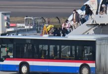 Niemcy znów przyjmują Afgańczyków: Kolejny lot z uchodźcami mimo politycznego sprzeciwu