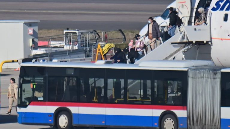 Niemcy znów przyjmują Afgańczyków: Kolejny lot z uchodźcami mimo politycznego sprzeciwu