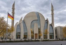 3 października już nie tylko świętem zjednoczenia Niemiec? Tagesschau nazwała go „tradycyjnym Dniem Otwartego Meczetu” Koloński Meczet Centralny z niemiecką flagą – ilustracja AI