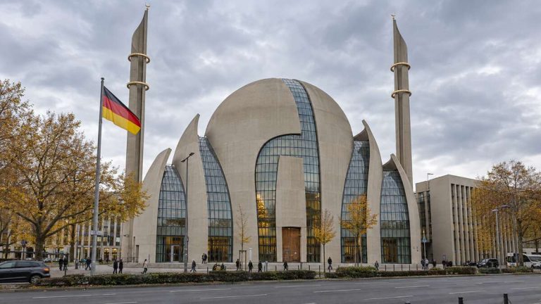 Koloński Meczet Centralny z niemiecką flagą – ilustracja AI