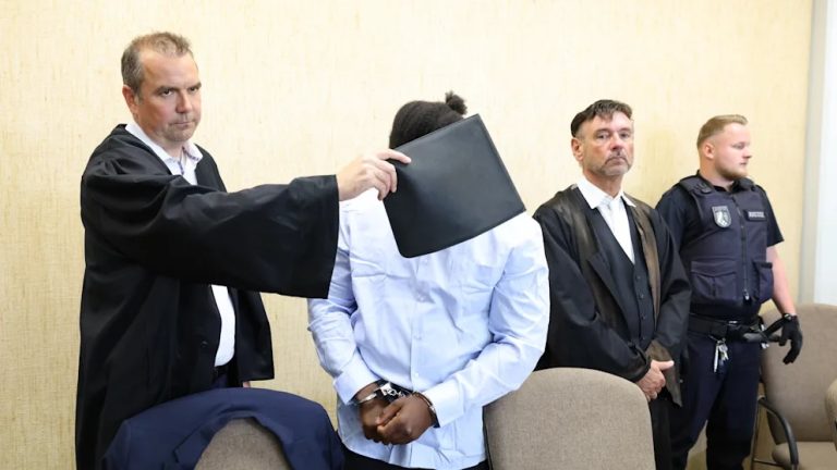 Kongijczyk pogryzł policjantkę – proces w Kolonii ruszył po pół roku od brutalnego ataku