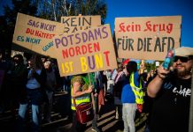 Zwolennicy AfD śpiewają na imprezie wyborczej „Deportujemy ich wszystkich”