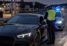 Zaskakujący ranking! Kierowcy tych marek najczęściej dostają punkty karne w Niemczech Niemiecki policjant kontroluje kierowcę sportowego samochodu na autostradzie