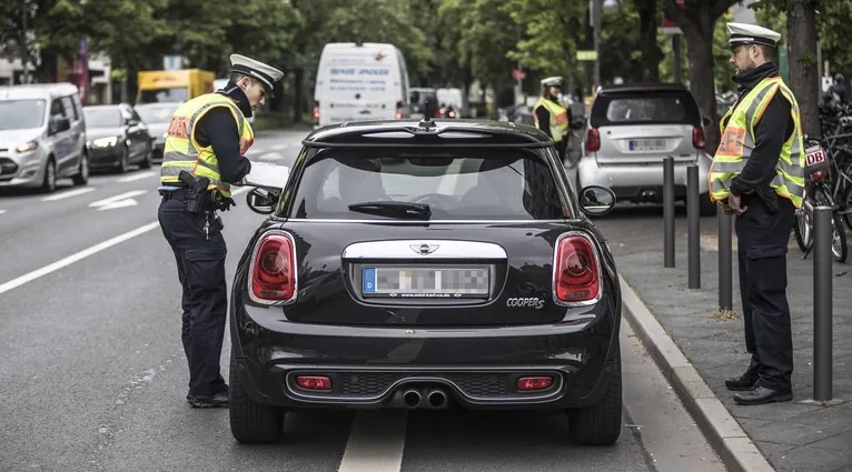 Niemcy: Kontrola policyjna – czy wystarczy kopia dowodu rejestracyjnego pojazdu?