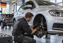 Pilne dla kierowców w Niemczech: prawie milion aut może mieć problem z układem kierowniczym! Mechanik kontroluje samochód w warsztacie. Zdjęcie: AI-Generated