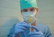 Niemcy: podszywał się pod lekarza i zaszczepił setki ludzi przeciw Covid-19!