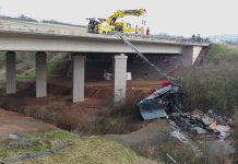 Koszmarny wypadek na A38 w Saksonii-Anhalt! Ciężarówka spadła z mostu – kierowca zginął na miejscu