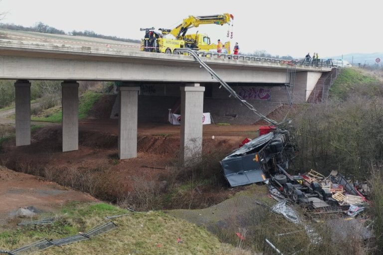 Koszmarny wypadek na A38 w Saksonii-Anhalt! Ciężarówka spadła z mostu – kierowca zginął na miejscu