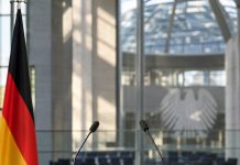 „Z Merzem nie da się już wygrać wyborów”. Członkini władz młodzieżówki CDU chce rozmów z AfD! Pusta mównica na tle niemieckiego parlamentu ilustrująca spór w CDU