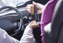 Kto podczas jazdy próbnej w Niemczech odpowiada za szkody powstałe w wyniku wypadku lub innego wykroczenia drogowego?