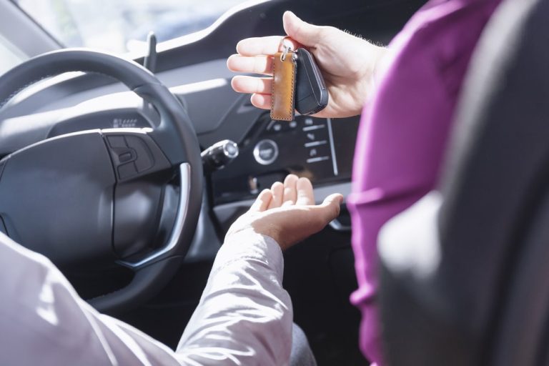 Kto podczas jazdy próbnej w Niemczech odpowiada za szkody powstałe w wyniku wypadku lub innego wykroczenia drogowego?