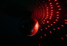 Cudzoziemiec wezwał policję: Klub nocny pozwala na imprezę wyłącznie Niemcom