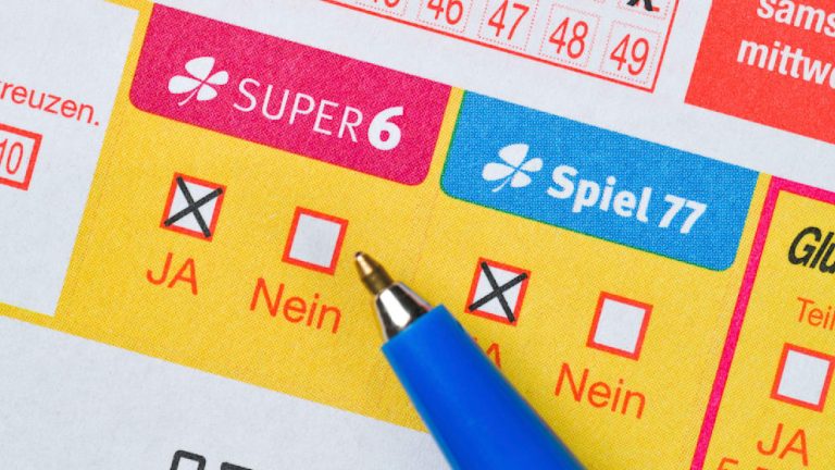 Hamburg: Mężczyzna odkrył kupon Lotto podczas porządków – po roku został milionerem