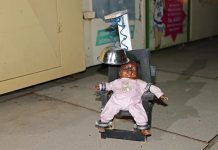 Wstrząsająca prowokacja w Niemczech: Lalka symbolizująca ofiarę egzekucji pozostawiona przy kontenerze. Policja podejrzewa motyw rasistowski