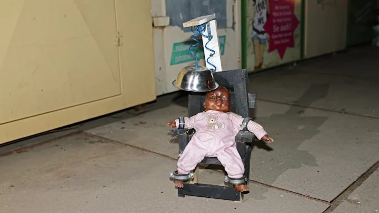 Wstrząsająca prowokacja w Niemczech: Lalka symbolizująca ofiarę egzekucji pozostawiona przy kontenerze. Policja podejrzewa motyw rasistowski