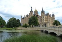 Landtag bada zarzuty: czy na sali plenarnej zamku w Schwerinie odbywały się seks-party?