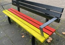 Zniszczono tęczową ławkę w Düsseldorfie. Sprawcy pomalowali ją w barwy niemieckiej flagi
