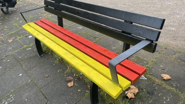 Zniszczono tęczową ławkę w Düsseldorfie. Sprawcy pomalowali ją w barwy niemieckiej flagi