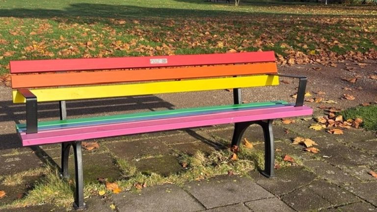 Zniszczono tęczową ławkę w Düsseldorfie. Sprawcy pomalowali ją w barwy niemieckiej flagi