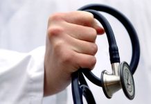 23-latka podszywała się pod lekarkę – trafi do szpitala psychiatrycznego. Szokujący przypadek z Niemiec