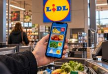Sąd odrzucił pozew o rabaty w aplikacji Lidl Plus. Nie ocenił, czy dyskryminują klientów! Telefon z aplikacją rabatową w sklepie Lidl – ilustracja AI