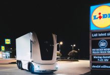 Lidl wozi już towar ciężarówką bez kabiny i kierowcy! To pierwszy taki pojazd na niemieckiej drodze Autonomiczna ciężarówka bez kabiny przed sklepem Lidl w Edermünde