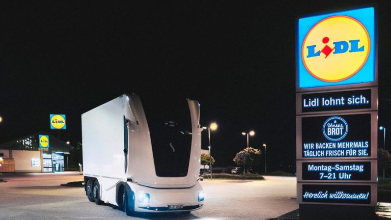 Autonomiczna ciężarówka bez kabiny przed sklepem Lidl w Edermünde