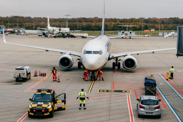 Niemcy: Dwaj pasażerowie wbiegli na płytę lotniska w Köln, próbując dogonić samolot