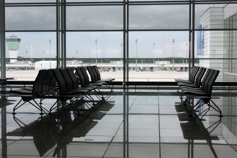 Alarm dronowy w Niemczech i Belgii – zakłócenia na lotniskach w Monachium, Brukseli i Liège