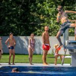 Ludzie w basenie. Upały w Niemczech