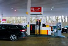 Wysokie ceny na stacjach benzynowych pomimo obniżenia podatku energetycznego od paliw oburzają polityków w Niemczech