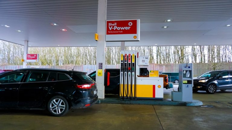 Wysokie ceny na stacjach benzynowych pomimo obniżenia podatku energetycznego od paliw oburzają polityków w Niemczech